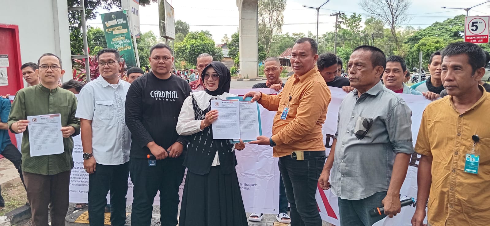Massa Lembaga Milenial Anti Korupsi Minta Kejati Sumsel Usut Dugaan Dana Desa Mangsang Bayung Lincir Muba