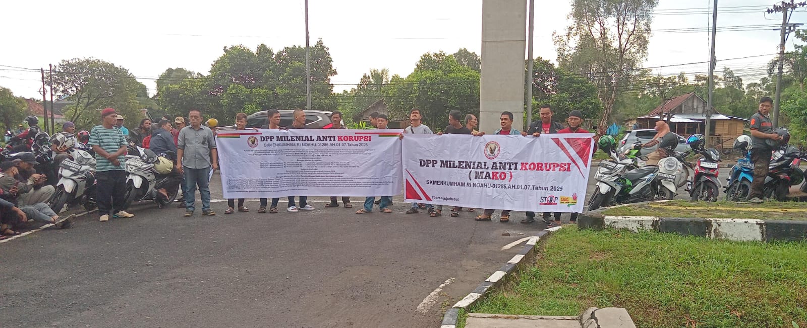 Massa Lembaga Milenial Anti Korupsi Minta Kejati Sumsel Usut Dugaan Dana Desa Mangsang Bayung Lincir Muba