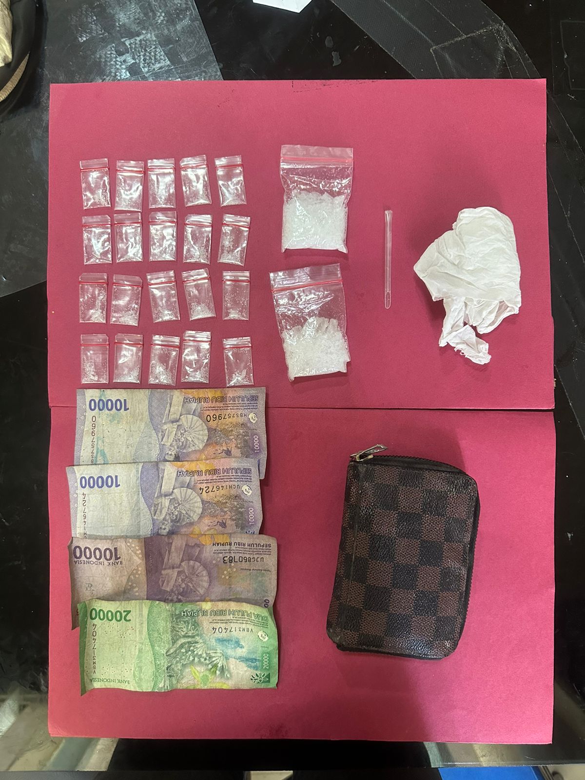 Satresnarkoba Polres PALI Tangkap Pengedar Sabu di Desa Prambatan, Amankan 24,72 Gram Barang Bukti Satresnarkoba Polres PALI Tangkap Pengedar Sabu di Desa Prambatan, Amankan 24,72 Gram Barang Bukti