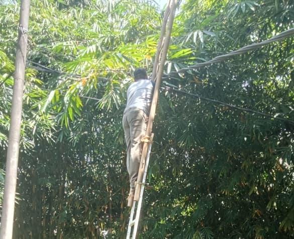 Bimaspol Desa Sukabungah Bersama Warga Gotong Royong Perbaiki Lampu Penerangan Jalan