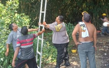 Bimaspol Desa Sukabungah Bersama Warga Gotong Royong Perbaiki Lampu Penerangan Jalan