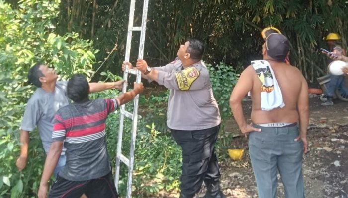 Bimaspol Desa Sukabungah Bersama Warga Gotong Royong Perbaiki Lampu Penerangan Jalan