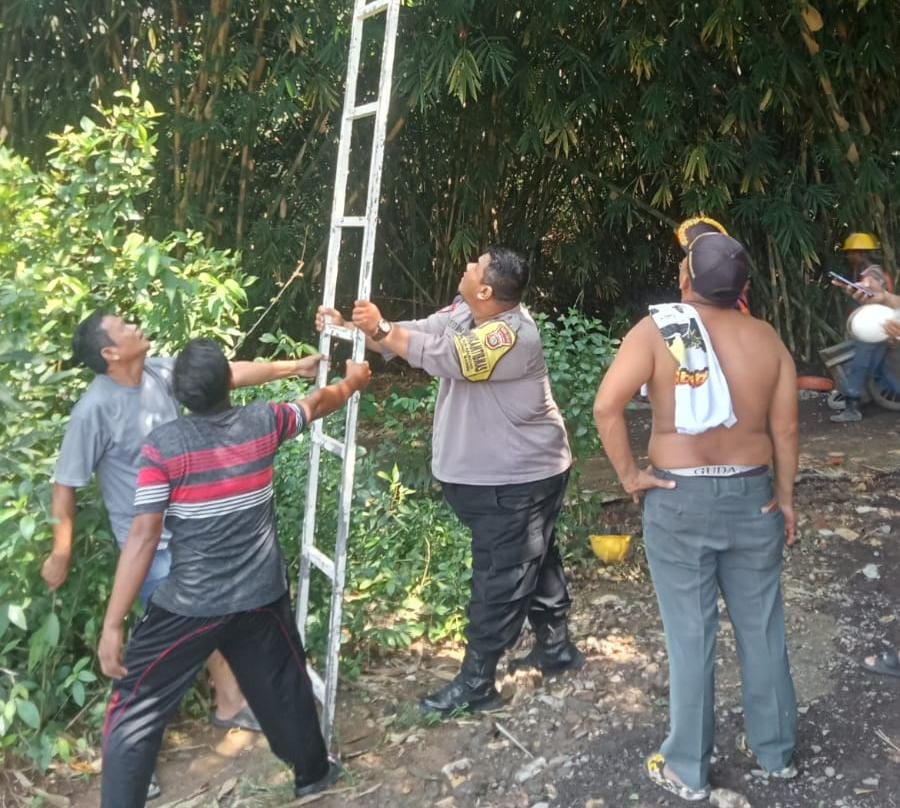 Bimaspol Desa Sukabungah Bersama Warga Gotong Royong Perbaiki Lampu Penerangan Jalan