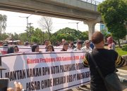 Minta Tangkap Mantan Kakan BPN Kota Palembang Terkait Perkara YBS ,Ratusan Massa Kembali Gelar Aksi Di Kejati Sumsel Minta Tangkap Mantan Kakan BPN Kota Palembang Terkait Perkara YBS ,Ratusan Massa Kembali Gelar Aksi Di Kejati Sumsel