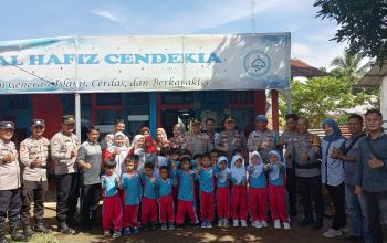 Polsek Talang Ubi Bersama Dinas Kesehatan Kabupaten PALI Membagikan Makanan Bergizi Gratis