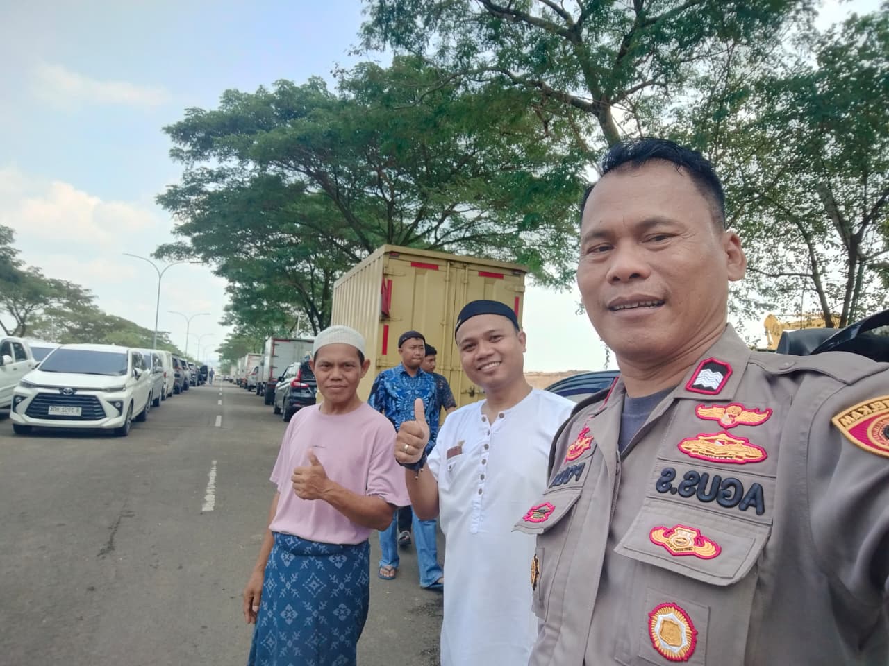 Polsek Cikarang Pusat Laksanakan Pengamanan Kegiatan Ibadah Shalat Jum’at di Masjid At-tahuid
