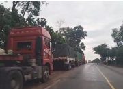 Diduga PT.Arwana Tidak Sediakan Kantong Parkir, Akibatnya Mobil Trailer Pengangkut Bahan Baku Parkir di Bahu Jalan Diduga PT.Arwana Tidak Sediakan Kantong Parkir, Akibatnya Mobil Trailer Pengangkut Bahan Baku Parkir di Bahu Jalan