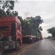 Diduga PT.Arwana Tidak Sediakan Kantong Parkir, Akibatnya Mobil Trailer Pengangkut Bahan Baku Parkir di Bahu Jalan
