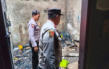 Kebakaran di Desa Cijengkol, Polsek Setu Terjun Langsung Cek TKP dan Bantu Padamkan Api bersama Warga