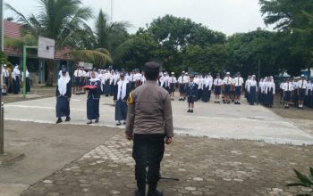 BHABINKAMTIBMAS POLSEK TALANG UBI JADI PEMBINA UPACARA DI SMP NEGERI 9 TALANG UBI: EDUKASI KAMTIBMAS UNTUK GENERASI MUDA