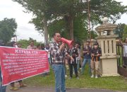 Desri Nago Ketua LSM POSE Beserta Tim Media Partner Lakukan Aksi Demo Di Polres Ogan Ilir,Desak Tutup Usaha Ilegal Drilling Tanpa Tebang Pilih Desri Nago Ketua LSM POSE Beserta Tim Media Partner Lakukan Aksi Demo Di Polres Ogan Ilir,Desak Tutup Usaha Ilegal Drilling Tanpa Tebang Pilih