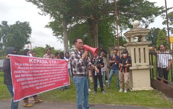 Desri Nago Ketua LSM POSE Beserta Tim Media Partner Lakukan Aksi Demo Di Polres Ogan Ilir,Desak Tutup Usaha Ilegal Drilling Tanpa Tebang Pilih