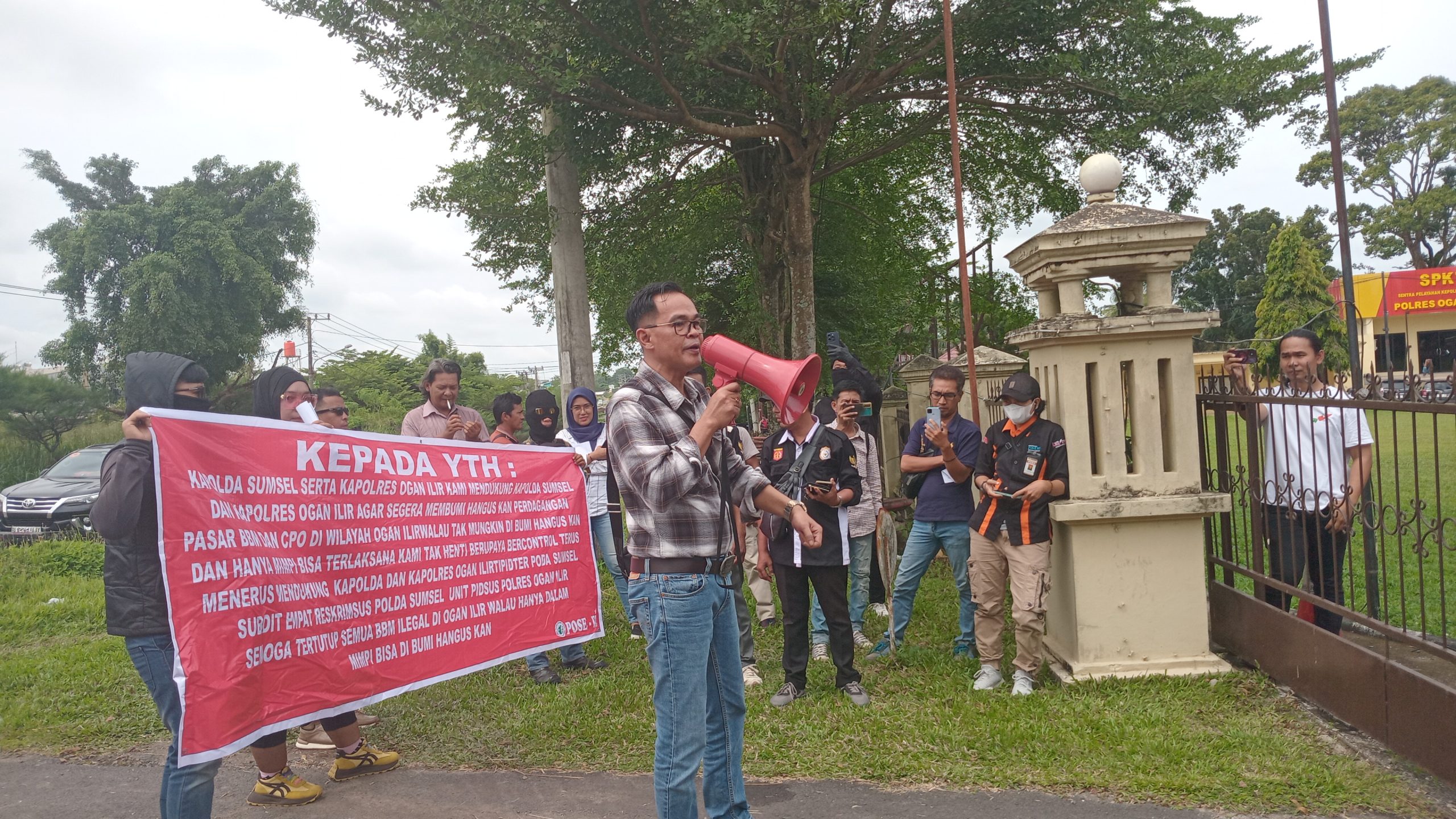Desri Nago Ketua LSM POSE Beserta Tim Media Partner Lakukan Aksi Demo Di Polres Ogan Ilir,Desak Tutup Usaha Ilegal Drilling Tanpa Tebang Pilih