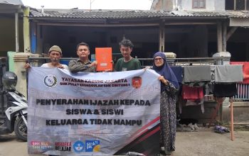 SMK Cibitung 1 Door To Door Serahkan Ijazah Alumni, Orang tua Riang dan Terharu