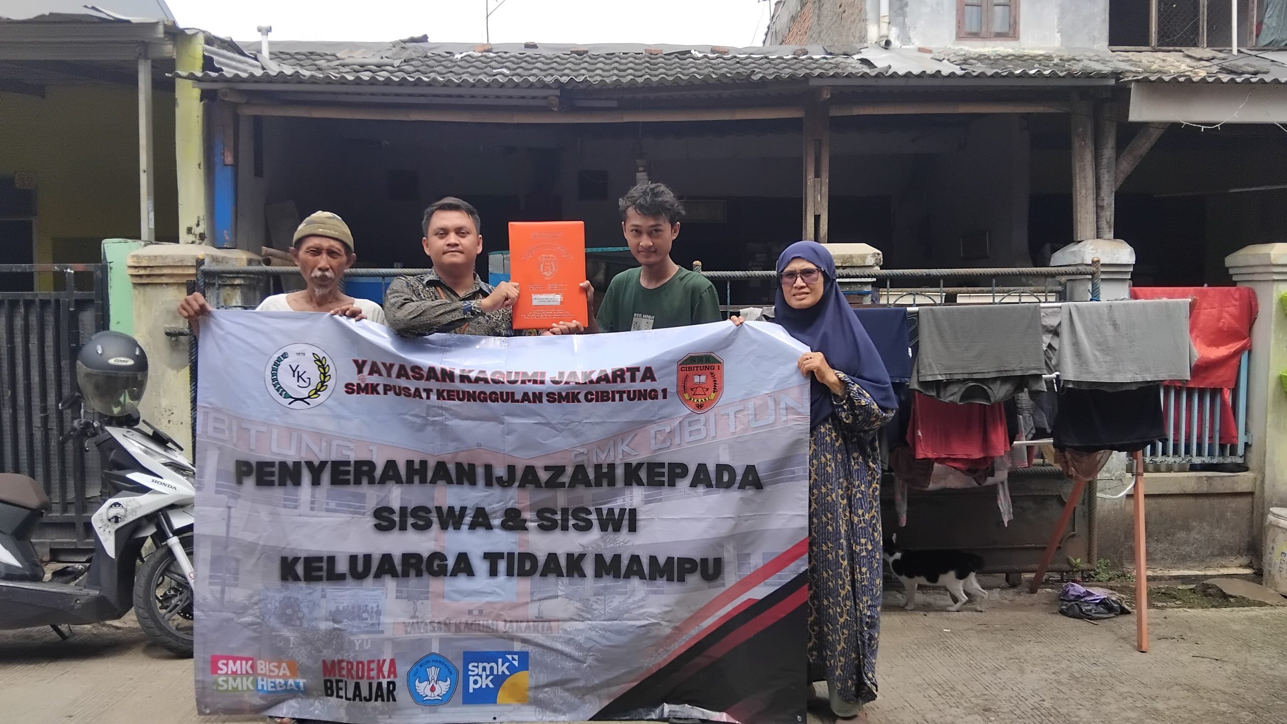 SMK Cibitung 1 Door To Door Serahkan Ijazah Alumni, Orang tua Riang dan Terharu