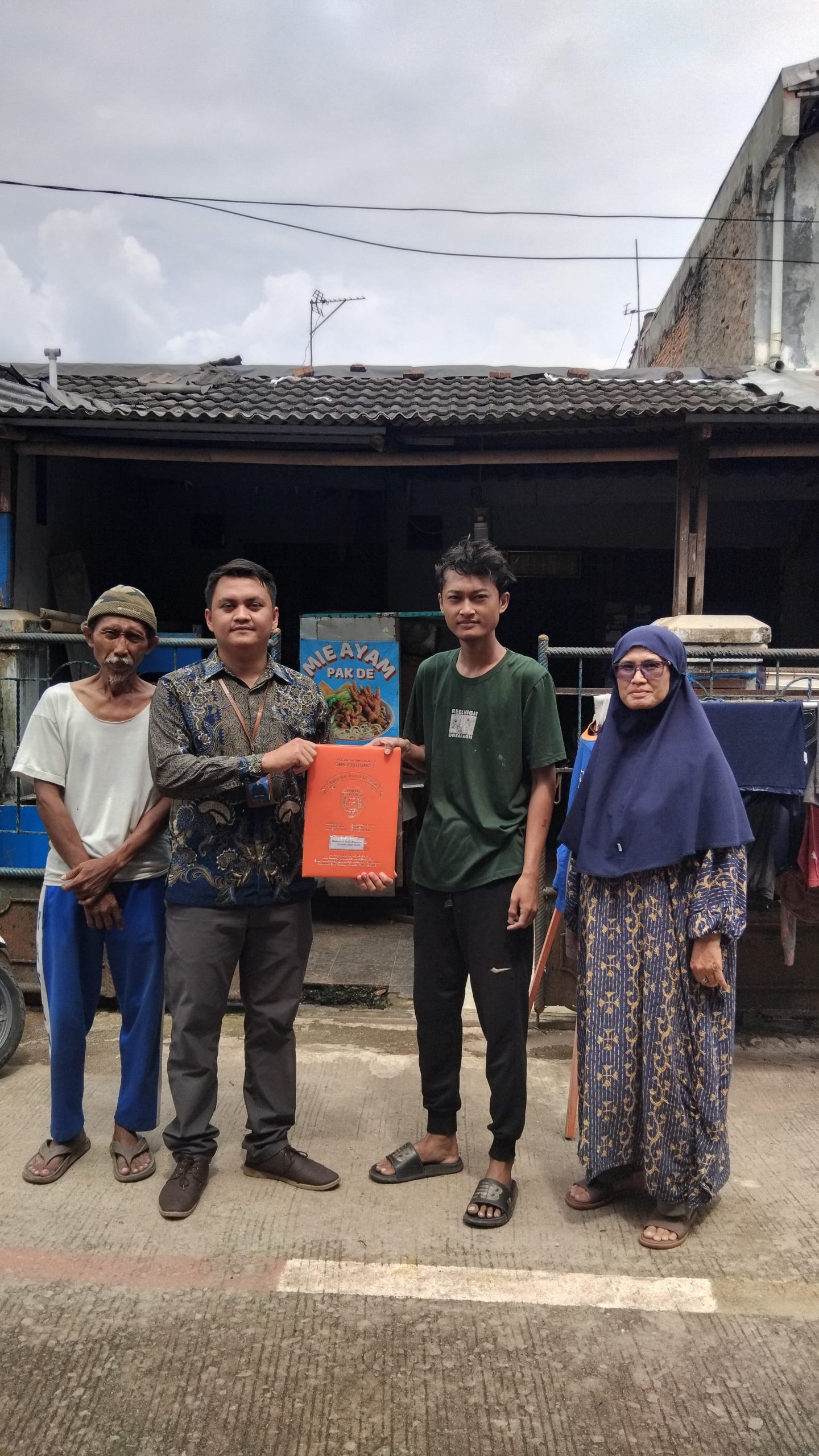 SMK Cibitung 1 Door To Door Serahkan Ijazah Alumni, Orang tua Riang dan Terharu SMK Cibitung 1 Door To Door Serahkan Ijazah Alumni, Orang tua Riang dan Terharu