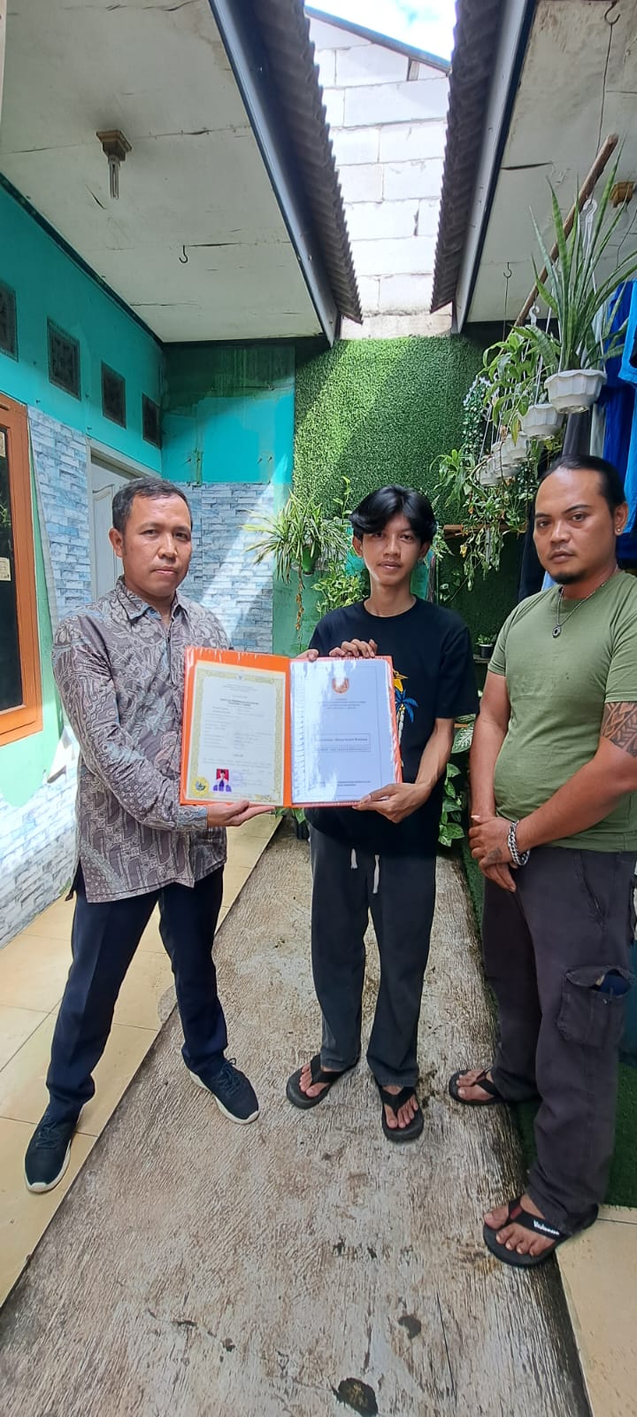 SMK Cibitung 1 Door To Door Serahkan Ijazah Alumni, Orang tua Riang dan Terharu SMK Cibitung 1 Door To Door Serahkan Ijazah Alumni, Orang tua Riang dan Terharu