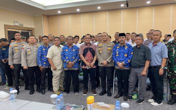 Kapolsek Cikarang Barat, Dampingi Kapolres Metro Bekasi Laksanakan 'Ngopi Kamtibmas' dalam Rangka Ops Berantas Jaya 2025