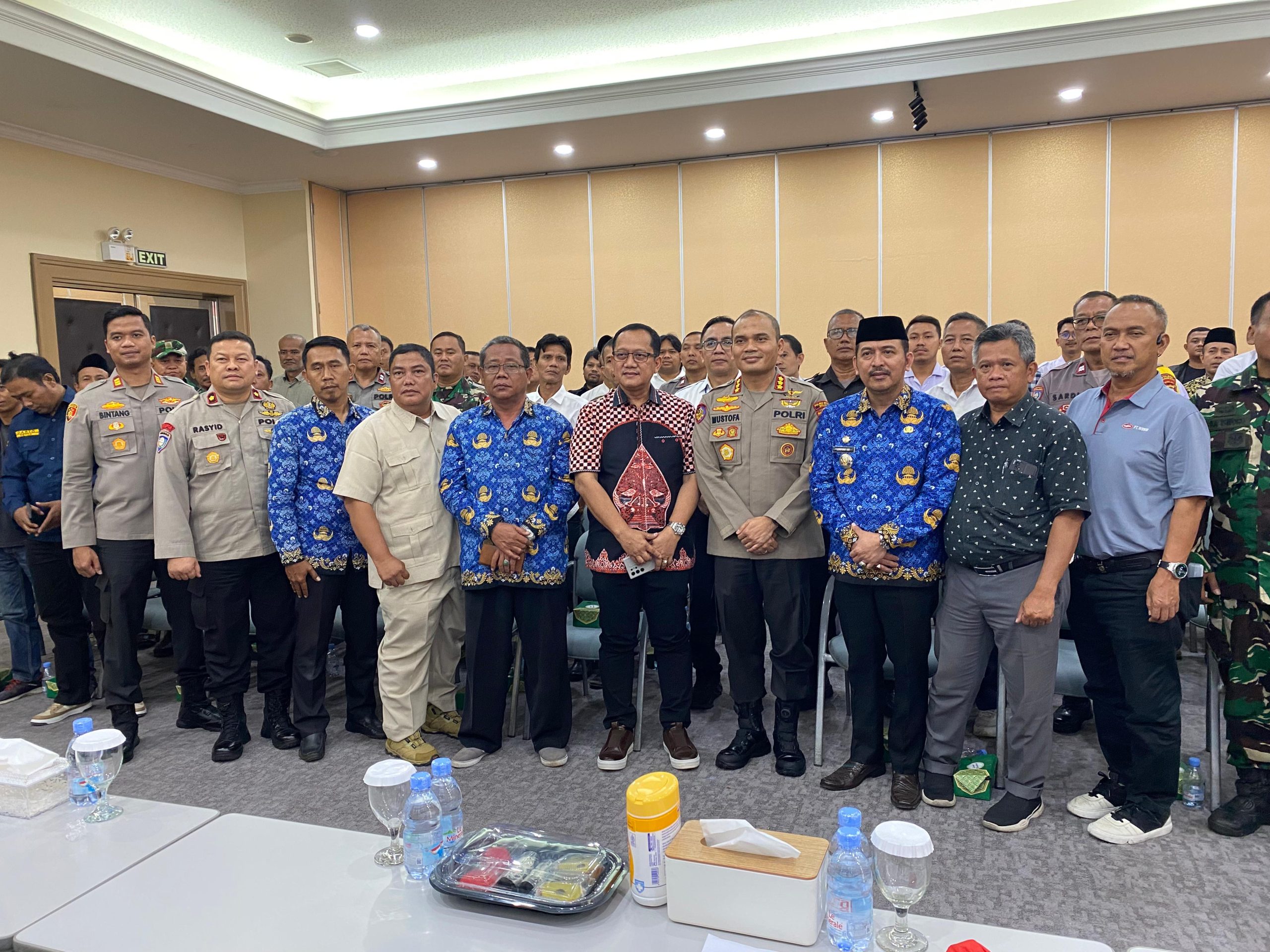 Kapolsek Cikarang Barat, Dampingi Kapolres Metro Bekasi Laksanakan 'Ngopi Kamtibmas' dalam Rangka Ops Berantas Jaya 2025