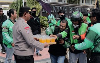 Humanis Polisi Kawal Aksi Damai Driver Ojol di Jember Sambil Berbagi Minuman Dingin