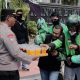 Humanis Polisi Kawal Aksi Damai Driver Ojol di Jember Sambil Berbagi Minuman Dingin