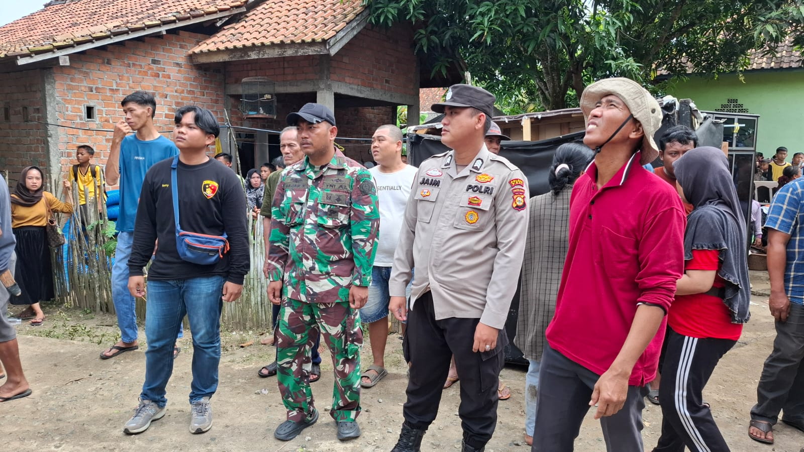 TRAGEDI SIANG BOLONG DI DESA RAJA — API MENGAMUK, AYAH DAN ANAK TERLUKA SAAT BERJUANG PADAMKAN KEBAKARAN