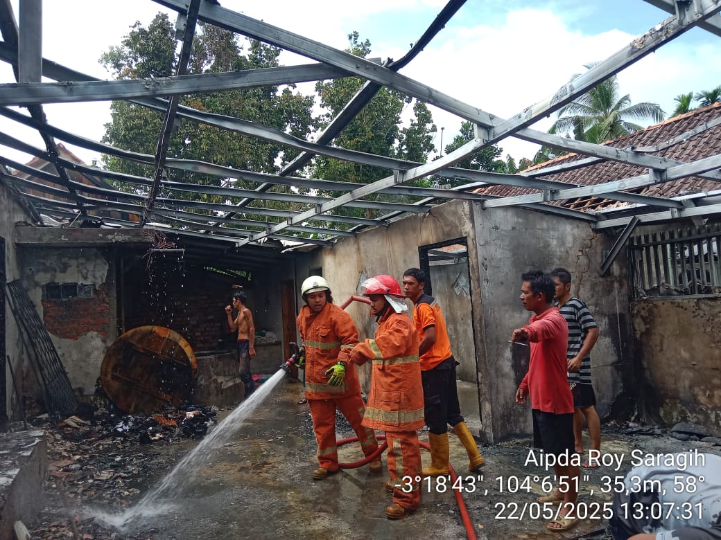 TRAGEDI SIANG BOLONG DI DESA RAJA — API MENGAMUK, AYAH DAN ANAK TERLUKA SAAT BERJUANG PADAMKAN KEBAKARAN