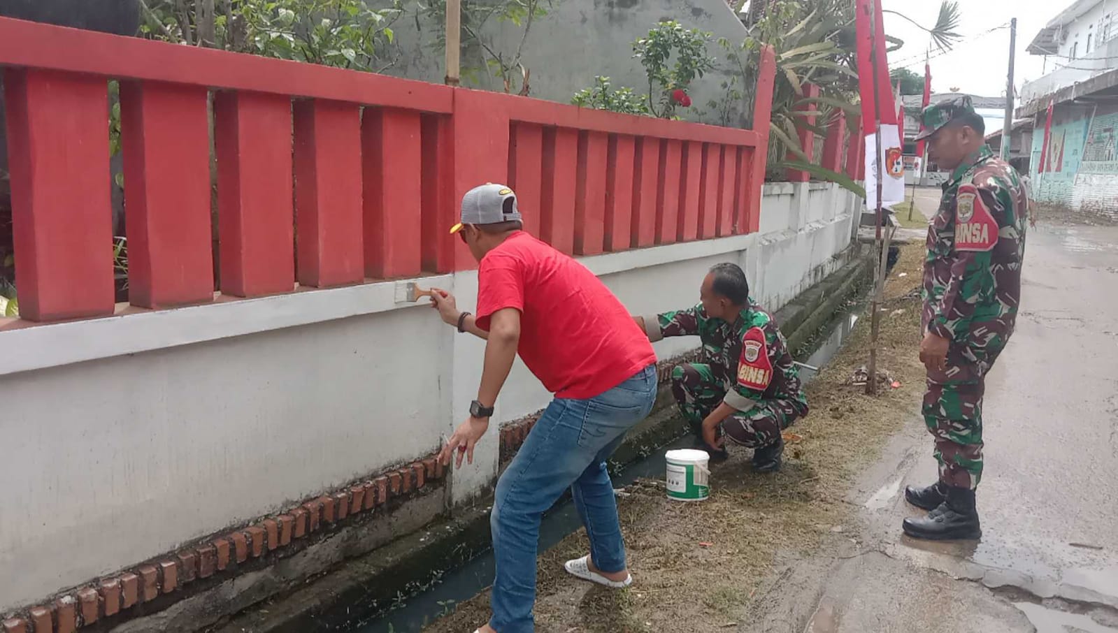 Persiapan Kampung Pancasila, Kades Kertajaya H. Acep Saepudin Turun Langsung ke Lapangan Bareng TNI