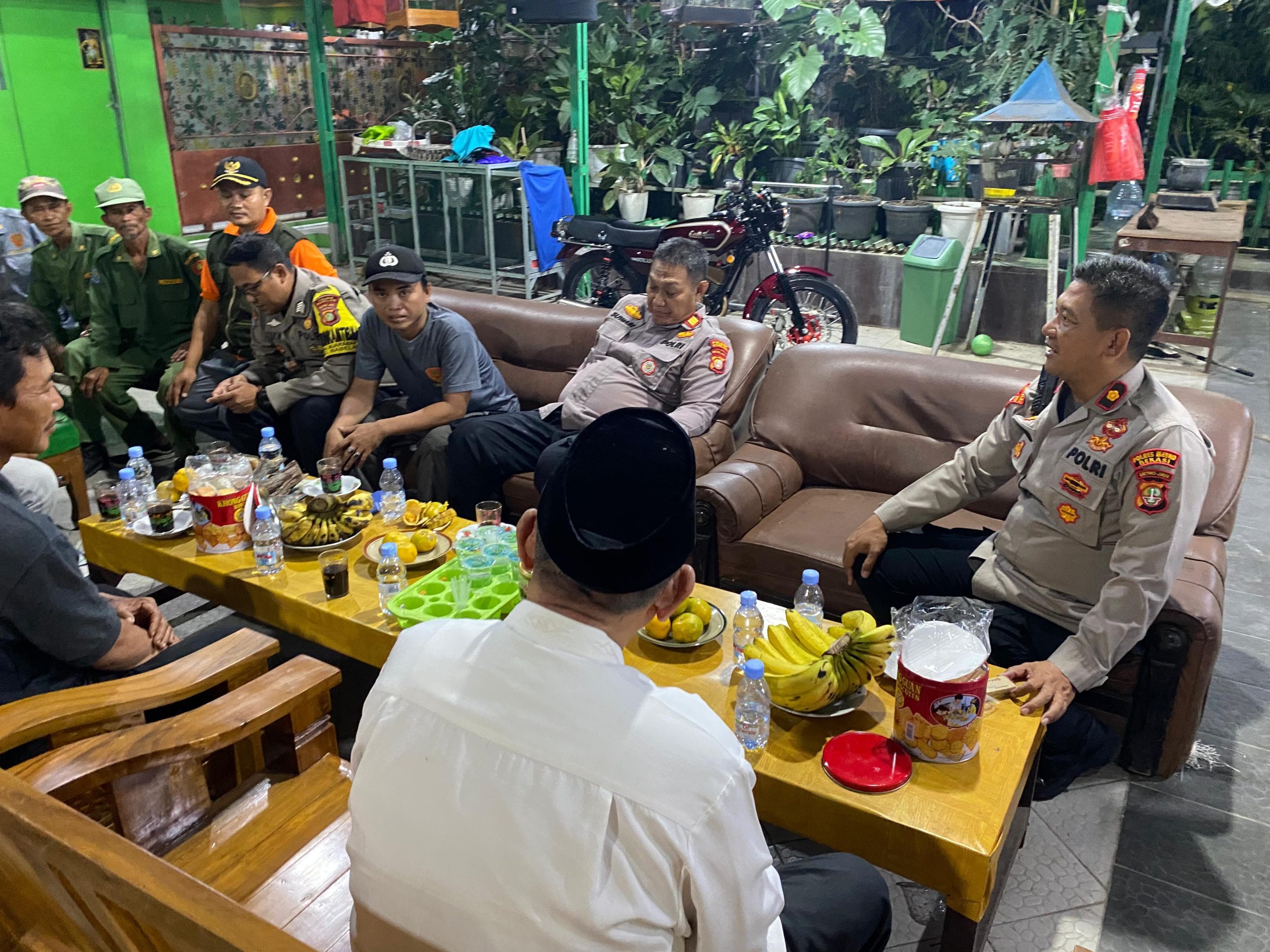 Laksanakan "Ngopi Kamtibmas" di Muara Bakti, Kapolsek Babelan Ajak Masyarakat Wujudkan Keamanan dan Kenyamanan Lingkungan