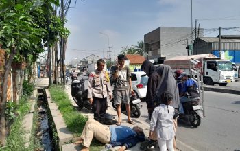Responsif Sigap Tangani Laka Lantas, Bhabinkamtibmas Polsek Cikarang Barat Evakuasi Korban ke Rumah Sakit