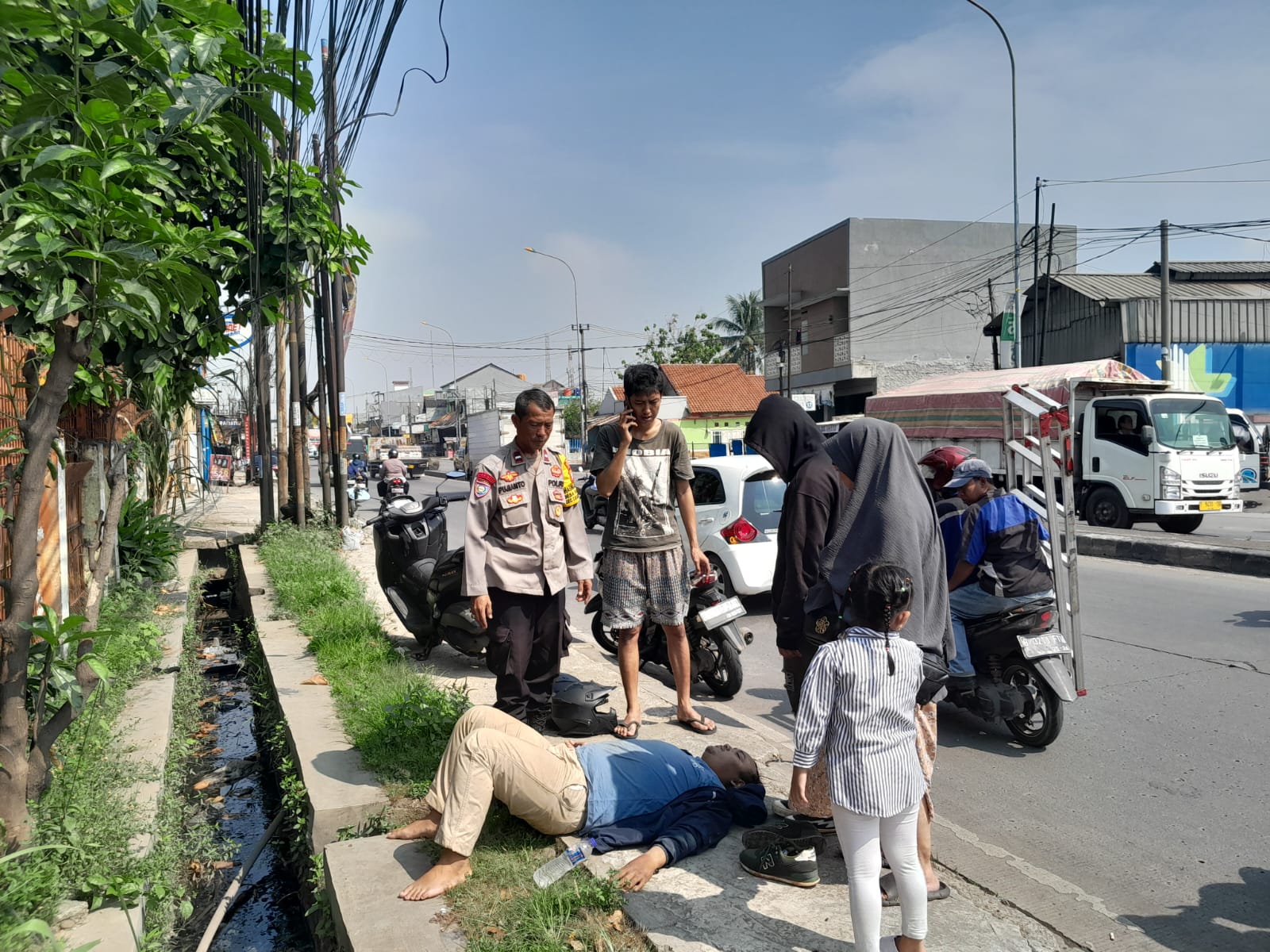 Responsif Sigap Tangani Laka Lantas, Bhabinkamtibmas Polsek Cikarang Barat Evakuasi Korban ke Rumah Sakit