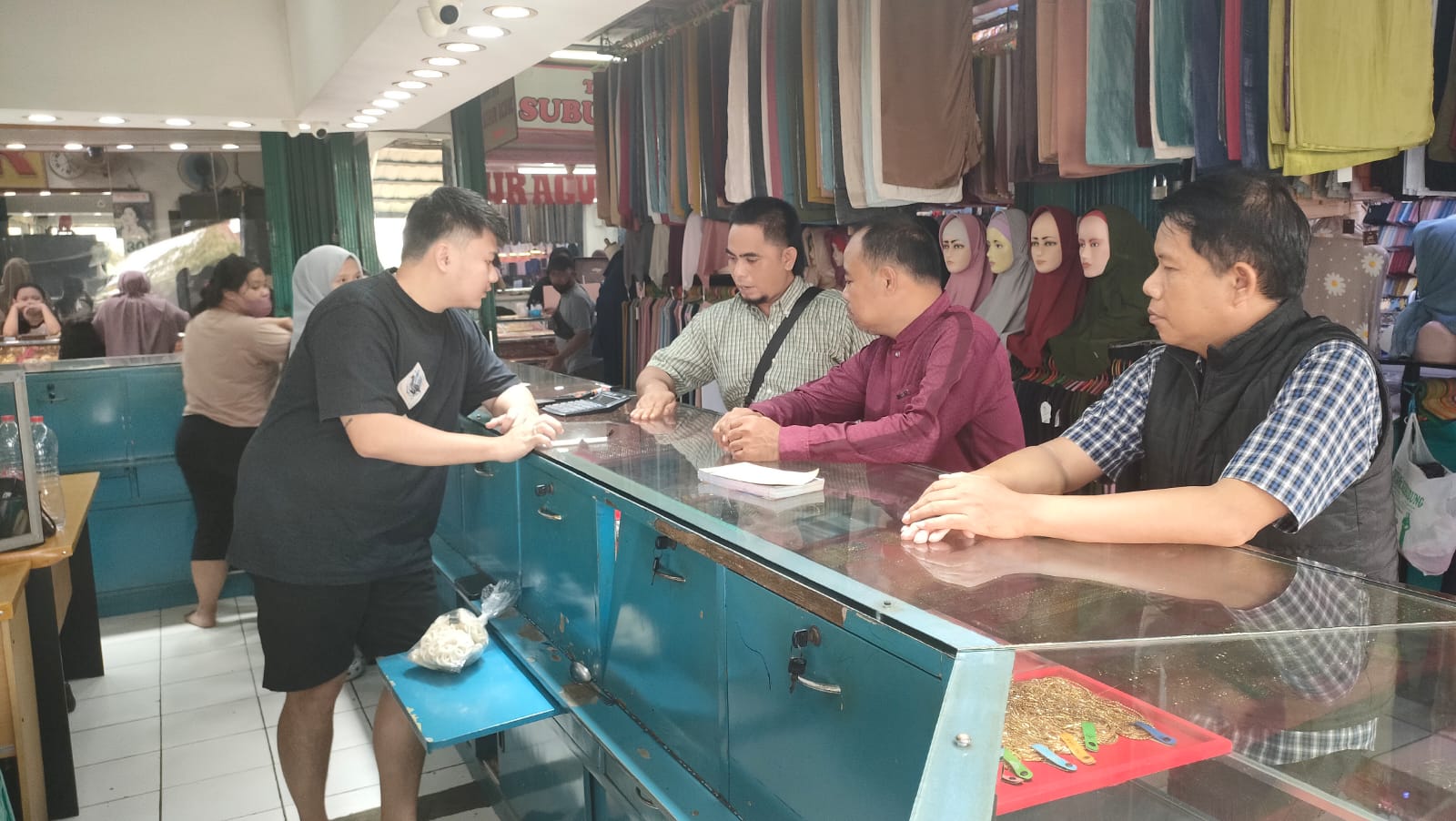 Pencurian Emas di Pasar Cibarusah: Pelaku Berpura-pura Membeli Pencurian Emas di Pasar Cibarusah: Pelaku Berpura-pura Membeli