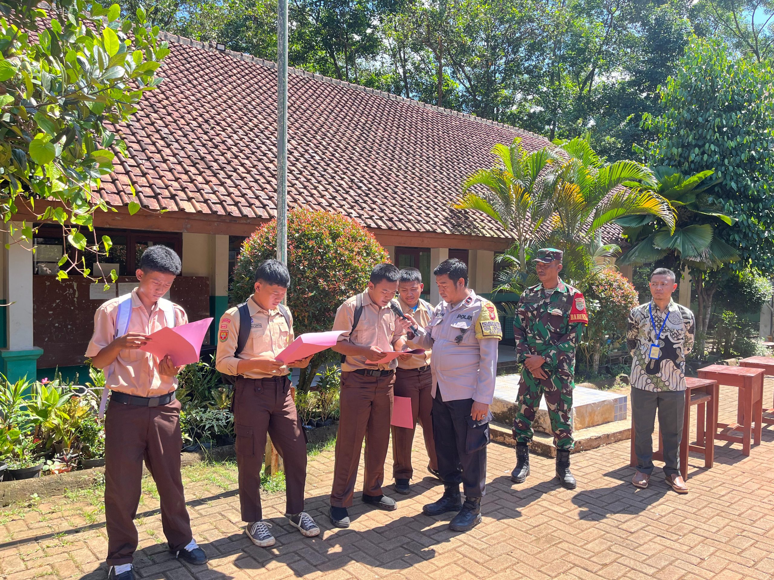 Bhabinkamtibmas Polsek Setu Gelar Sosialisasi “Halo Polisi” di SMPN 3 Setu