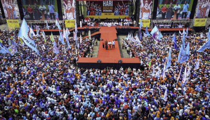 Presiden Prabowo Hadiri Peringatan Hari Buruh Internasional di Monas