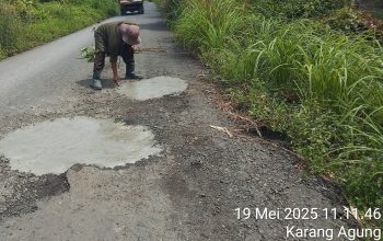 Pemerintah Desa Air Timur Bahu Membahu Dengan PT Abuhrahmi Memperbaiki Kerusakan Jalan.