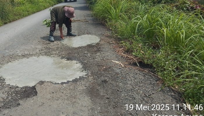 Pemerintah Desa Air Itam  Timur Bahu Membahu Dengan PT Abuhrahmi Memperbaiki Kerusakan Jalan.