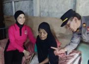 Ny.Abel Harto Agung Cahyono Bersama Bhayangkari Sambangi Nenek Yang Tidur Dengan Sampah