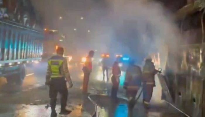 Kondisi Rem Terkunci saat Pecah Ban, Bus Putra Prima Terbakar di Ruas Jalan Tol Cikampek
