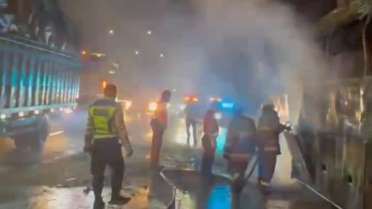 Kondisi Rem Terkunci saat Pecah Ban, Bus Putra Prima Terbakar di Ruas Jalan Tol Cikampek
