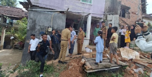 Gerak Cepat Bupati Penukal Abab Lematang Ilir (PALI) Asgianto ST Dalam Menangani korban Bencana Tanah Longsor di Kelurahan Pasar Bhayangkara