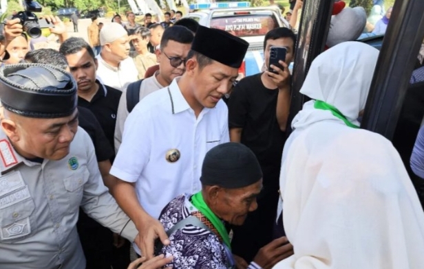 Bupati Penukal Ababa Lematang Ilir, Melepas Keberangkatan 32 Jama'ah Haji Tahun 2025