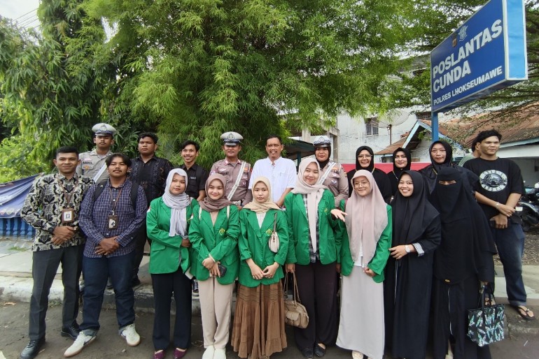 Jumat Berbagi : Kolaborasi Sosial Ormawa FH, Jumat Barokah Lhokseumawe , dan Satlantas Lhokseumawe