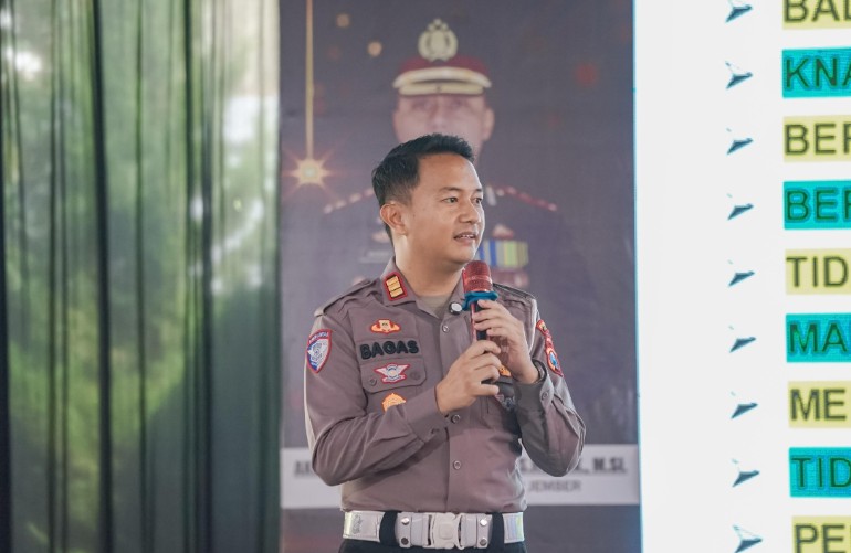 Polres Jember Gelar 'Pondok Pesantren Road Safety' Ajak Santri Jadi Pelopor Tertib Lalu Lintas