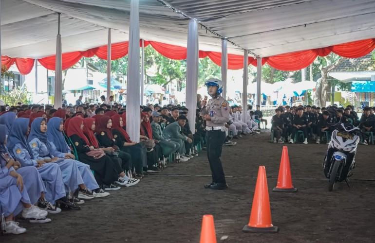 Polres Jember Gelar 'Pondok Pesantren Road Safety' Ajak Santri Jadi Pelopor Tertib Lalu Lintas