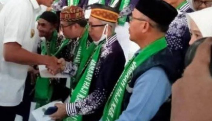 Bupati Penukal Ababa Lematang Ilir, Melepas Keberangkatan 32 Jama’ah Haji Tahun 2025