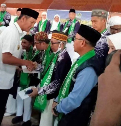 Bupati Penukal Ababa Lematang Ilir, Melepas Keberangkatan 32 Jama'ah Haji Tahun 2025