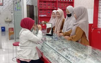 Konsumen Bisa Nunggu Kacamata 20 Menit Langsung Jadi