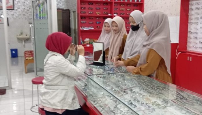 Konsumen Bisa Nunggu Kacamata 20 Menit Langsung Jadi