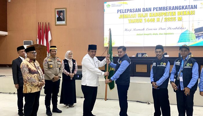 Pemkab Bekasi Lepas 7 Petugas Bersama 442 Calon Haji Kloter 9 Kabupaten Bekasi