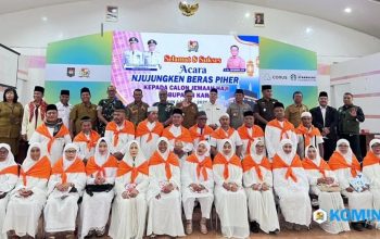 Wakil Bupati Karo Njujungken Beras Piher kepada Calon Jemaah Haji Tahun 1446 H/2025 M